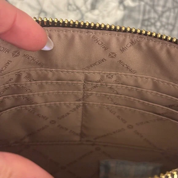 Michael Kors NWT Dark Green Leather Eyelet Wristlet - Picture 5 of 10